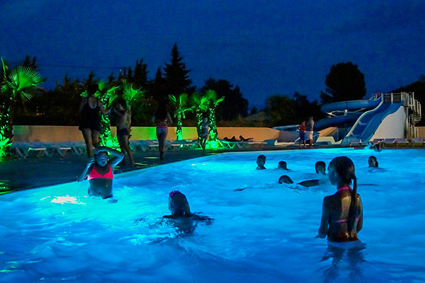 night swimming pool camping mas de l'isle